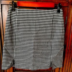 Junior miniskirt never worn. Zipper on the back. Very cute! Just not my size😔